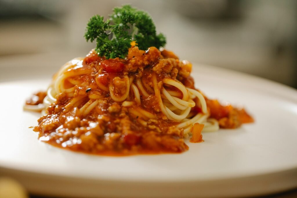 Espaguete grego com molho de carne: um sonho mediterrâneo 1 Espaguete grego com molho de carne: um sonho mediterrâneo