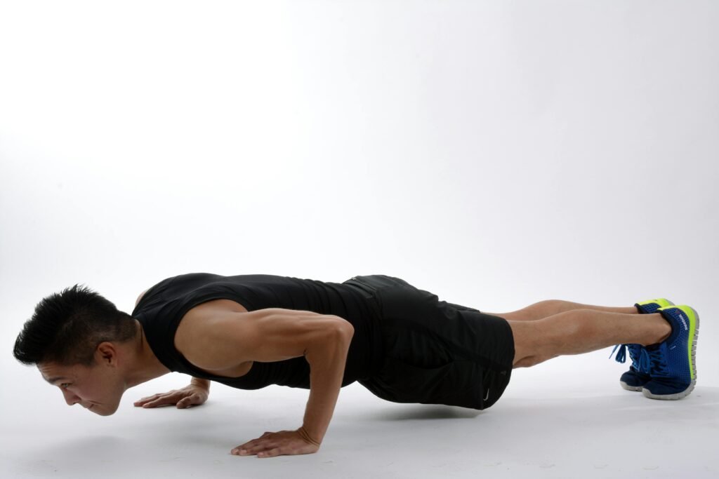 Este meio de flexão vai fortalecer seu corpo inteiro - especialmente seus tríceps 1 Este meio de flexão vai fortalecer seu corpo inteiro – especialmente seus tríceps