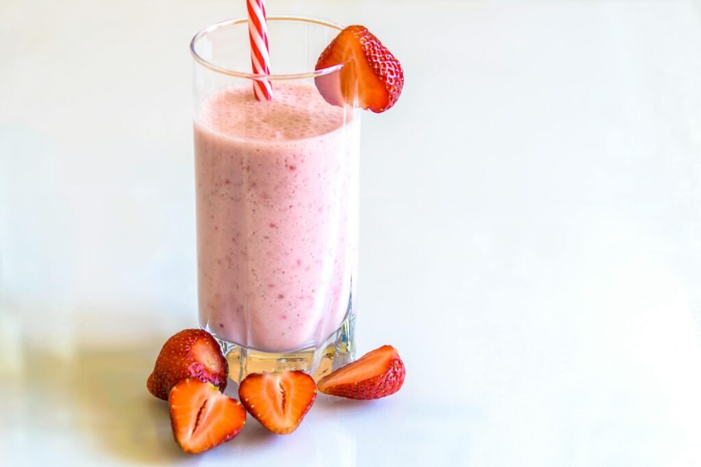 Um Shake Proteico de Morango Que Traz Energia e Sabor de Dias Ensolarados 1 Um Shake Proteico de Morango Que Traz Energia e Sabor de Dias Ensolarados